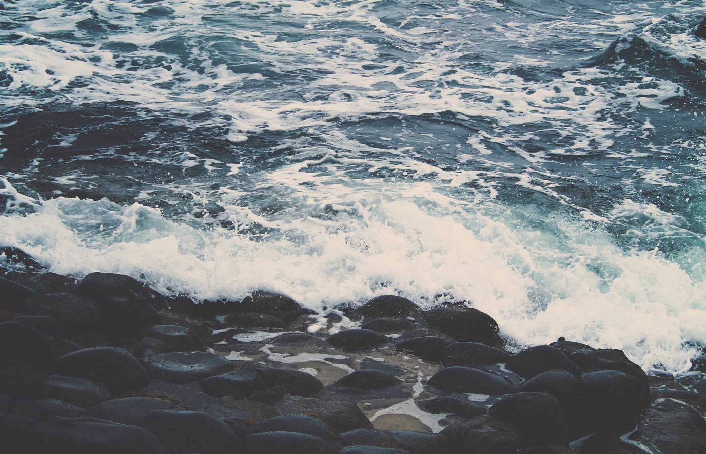 Tehnician verificând un sistem solar